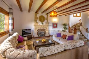 Una sala de estar con dos sofás y una chimenea. en Villa Cau by Villa Plus, en Jávea