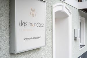 das mondsee في موندزي: علامة على جانب المبنى