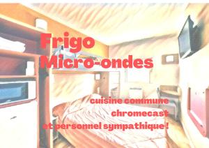 ein Poster eines Schlafzimmers mit einem Bett und einem TV in der Unterkunft Premiere Classe Thionville - Yutz in Basse-Yutz