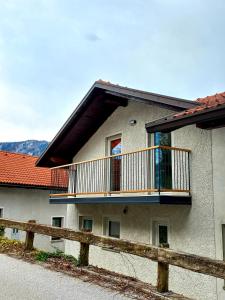 Casa con balcón y valla de madera en Hiša Lukc, en Kobarid