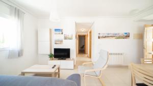 TV a/nebo společenská místnost v ubytování Lovely 2 Bedroom Apartment - AA811LT