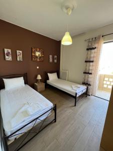 Posteľ alebo postele v izbe v ubytovaní ''Armens luxury home'' 3 minutes from the beach by foot