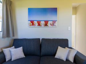 O zonă de relaxare la Sandy Doorstep - Whangamata Beachfront Apartment