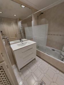 y baño con lavabo y ducha. en Miraflores Resort en La Cala de Mijas