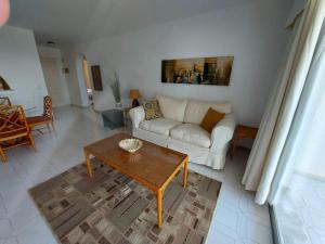 ein Wohnzimmer mit einem Sofa und einem Couchtisch in der Unterkunft Miraflores Resort in La Cala de Mijas