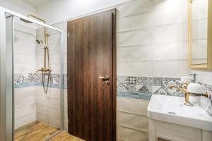 レドニツェにあるKNÍŽECÍ DŮM - ubytování v Ledniciのバスルーム(シャワー付)、木製のドアが備わります。