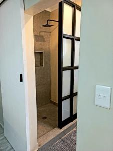 un pasillo con una puerta que conduce a una habitación en Lazy Days Apartments - Jeffreys Bay, en Jeffreys Bay