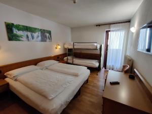Łóżko lub łóżka w pokoju w obiekcie Hotel Denny