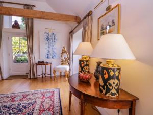 a living room with a table with two lamps on it at Little Pontus in Canterbury