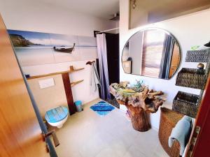 ein Bad mit einem Waschbecken und einem Spiegel in der Unterkunft PaKua apartments & Penthouse in Rovinj