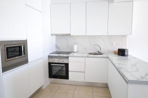 Kuchyň nebo kuchyňský kout v ubytování Elegant Sea View + 34 fotografií