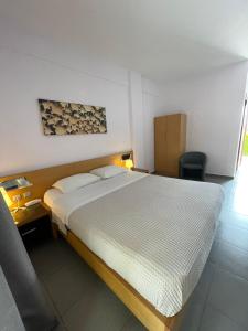 Tempat tidur dalam kamar di Αφροδίτη Hotel