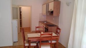 Virtuvė arba virtuvėlė apgyvendinimo įstaigoje Apartment Toni