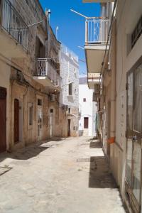 an alley in an old town with buildings at Casa Anmori in Ostuni