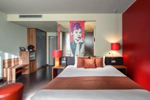 - une chambre avec un grand lit orné d'une peinture murale dans l'établissement Clarion Congress Hotel Bratislava, à Bratislava