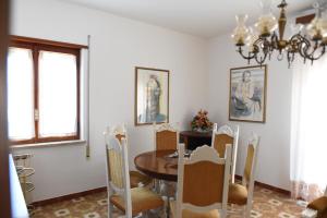 ein Esszimmer mit einem Tisch und Stühlen in der Unterkunft Il Viaggiatore Errante in Fondi