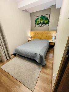A bed or beds in a room at Apartament Góry i Potok