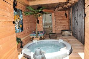 un jacuzzi en el medio de una habitación en La Parenthèse, en Bergerac