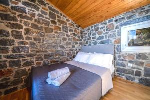Posteľ alebo postele v izbe v ubytovaní TerraZeus - Stone House Beachfront 1