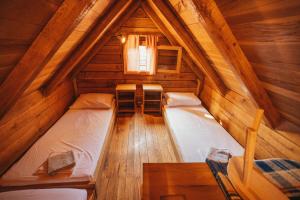 เตียงในห้องที่ River huts Zrmanja