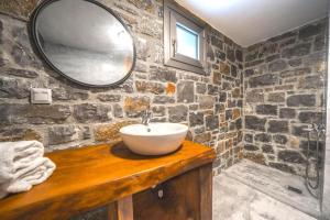 łazienka z umywalką i lustrem w obiekcie TerraZeus - Stone House Beachfront 1 w mieście Milatos +29 zdjęć