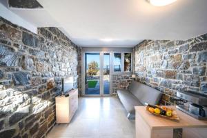 Posedenie v ubytovaní TerraZeus - Stone House Beachfront 1