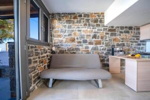 Kuchyňa alebo kuchynka v ubytovaní TerraZeus - Stone House Beachfront 1
