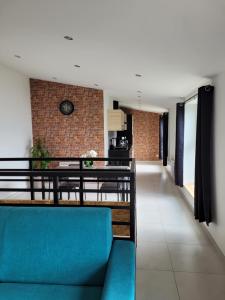 a living room with a blue couch and a brick wall at Il Vialetto , appartement Milano , spacieux, tout confort, au calme in Jeumont