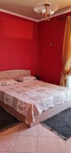 سرير أو أسرّة في غرفة في Giotas Home