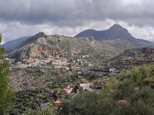vista su una città su una collina con montagne di Casa Jabero a Nívar