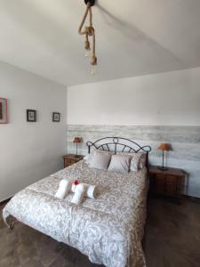 una camera da letto con un letto con due peluche sopra di Casa Jabero a Nívar
