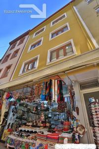 un magasin devant un bâtiment contenant beaucoup de marchandises dans l'établissement Yıldız Pansiyon, à Amasra