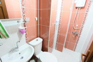 a bathroom with a toilet and a sink at Yıldız Pansiyon in Amasra