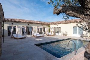 une image d'une maison avec une piscine dans l'établissement La Bastide du Rocher Boutique Hôtel & Spa, à Roquebrune-sur Argens