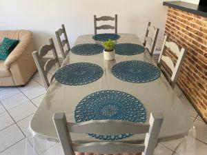 una mesa de comedor con platos azules en La Marina Maison 3 chambres, en Étaples