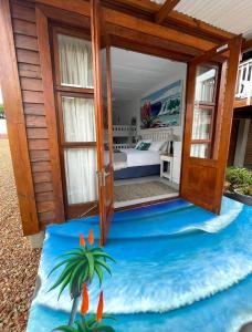 Piscina de la sau aproape de Happy Waves Holiday Home