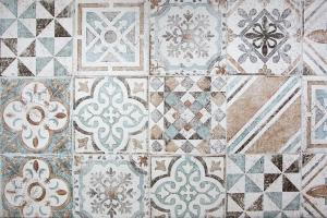 um piso de azulejo com uma variedade de padrões nele em Liberte Apartments em Oradea