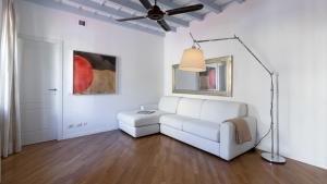 A seating area at Italianway - Garibaldi 40