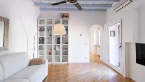 A television and/or entertainment centre at Italianway - Garibaldi 40