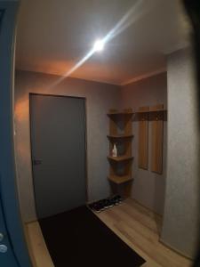 Zimmer mit einer Tür und einem Regal mit Schuhen in der Unterkunft Elen in Goliševa