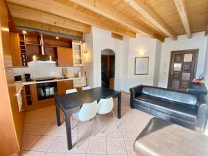 cocina y sala de estar con mesa y sofá en Da Mario Apartments en Malcesine