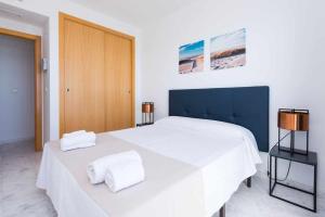 Łóżko lub łóżka w pokoju w obiekcie Planta 21 Apartamento con terraza privada y vistas al mar