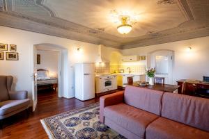 un soggiorno con divano e una cucina di Villa Waldhaus a Cesky Krumlov