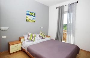 Postel nebo postele na pokoji v ubytování Apartments Fjolla + 37 fotografií