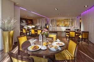 uma sala de jantar com uma mesa com comida em Clarion Congress Hotel Bratislava em Bratislava