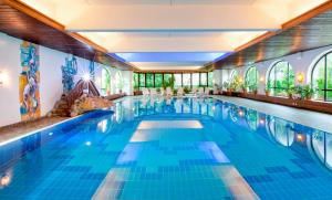 Bazén v ubytování Beauty & Wellness Hotel Tirolerhof nebo v jeho okolí