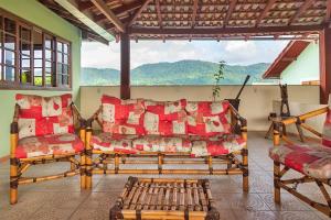 Cảnh núi rừng hoặc tầm nhìn ra núi từ khách sạn