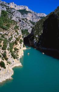 dwie łodzie w rzece w kanionie w obiekcie Camping 3etoiles Lac DE STE CROIX GORGES DU VERDON MOUSTIERS STE MARIE ACTVITES NAUTIQUES RANDONNEES w mieście Sainte-Croix-de-Verdon