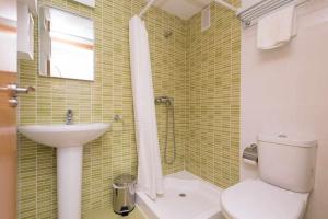 Kúpeľňa v ubytovaní Planta 21 Apartamento con terraza privada y vistas al mar + 11 fotografií