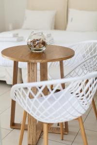 een houten tafel met een kom erop naast een stoel bij Andromeda Residence in Mykonos-stad